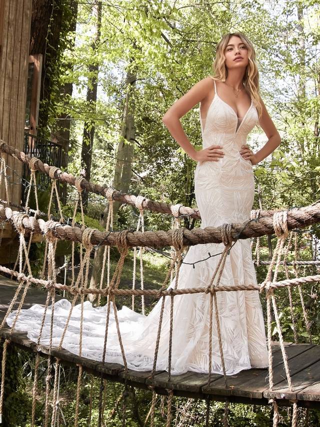 Code: Rebecca Ingram - Elsie - IN STUDIO Are those feathers? Palm leaves? Paintbrush strokes? Keep your bridal party guessing with this extraordinary mermaid wedding dress in shimmery sequined lace inspired by the elementsColour Options: Ivory over Nude  OR  Ivory  OR  Ivory over Soft Pearl