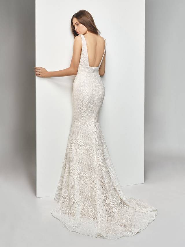 Code: Enzoani Beautiful BT19-12 Code: Enzoani Beautiful BT19-12 Gorgeously structured, this striking, all-over lace mermaid gown takes modern elegance to a whole new level. The glamourous open back complements the alluring low V-neckline, while lace banding at the waist flatters the figure. The sweet lace details are pulled together with an invisible zipper to create a seamless, mesmerizing look.Colour Options : Ivory/Cream OR Ivory/Ivory