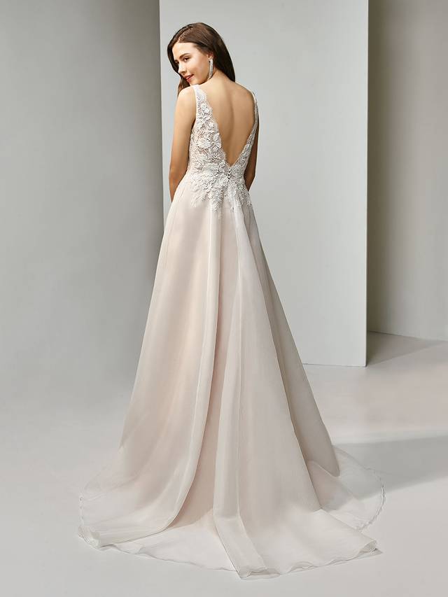 Code: Enzoani Beautiful BT19-22 Code: Enzoani Beautiful BT19-22 Soft and romantic, this full-length, A-line gown is the picture of sweetness with a deep V-neckline with scalloped-edge straps of delicate embroidered lace and chantilly lace. The lace embellishes the bodice and sprinkles down softly onto the dreamy organza skirt, while the low and lacy V-back keeps the allure going at every turn.Colour Options : Ivory/Latte OR Ivory/Ivory
