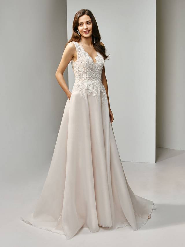 Code: Enzoani Beautiful BT19-22 Code: Enzoani Beautiful BT19-22 Soft and romantic, this full-length, A-line gown is the picture of sweetness with a deep V-neckline with scalloped-edge straps of delicate embroidered lace and chantilly lace. The lace embellishes the bodice and sprinkles down softly onto the dreamy organza skirt, while the low and lacy V-back keeps the allure going at every turn.Colour Options : Ivory/Latte OR Ivory/Ivory