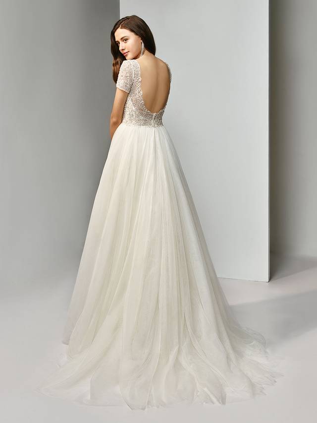 Code: Enzoani Beautiful BT19-24 Code: Enzoani Beautiful BT19-24 Elegance is made easy with this full-length, A-line stunner featuring gorgeously striking beaded embroidery on an illusion, scoop neck bodice with classic short sleeves. A low, open backadds an element of sexiness, complementing the fairytale-worthy tulle skirt.Colour Options : Ivory/Pewter