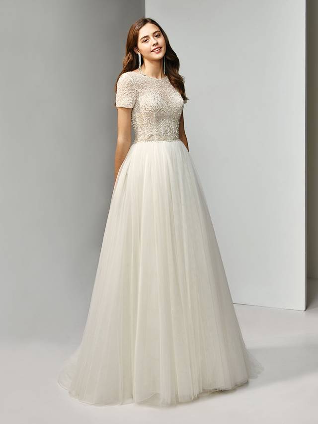 Code: Enzoani Beautiful BT19-24 Code: Enzoani Beautiful BT19-24 Elegance is made easy with this full-length, A-line stunner featuring gorgeously striking beaded embroidery on an illusion, scoop neck bodice with classic short sleeves. A low, open backadds an element of sexiness, complementing the fairytale-worthy tulle skirt.Colour Options : Ivory/Pewter