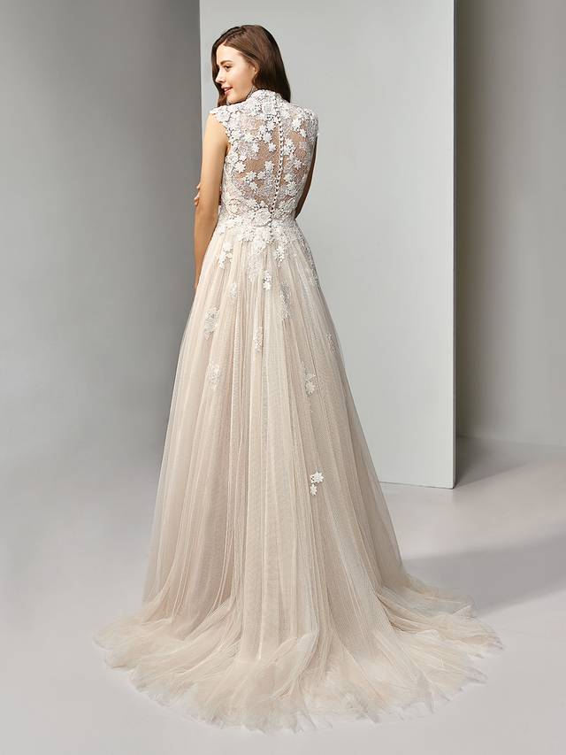Code: Enzoani Beautiful BT19-25 Code: Enzoani Beautiful BT19-25 A floral dream come true. This full-length, A-line gown features an illusion embroidered lace and chantilly lace bodice with a high neck, sweetheart neckline and cap sleeves for a more modest yet striking look. Sweet lace drapes down onto the flowing tulle skirt, while covered buttons trail down the center of the back for an added touch of elegance.Colour Options : Ivory/Latte OR Ivory/Ivory