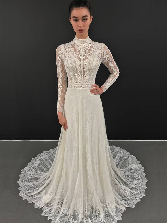 Code: Enzoani Blue Leonora Code: Enzoani Blue Leonora Dress Description English: Vintage elegance embodied into one gown. This A-line gown features a semi-high neckline with a full laced long sleeves to complement the gown’s intricate lace work. All eyes will be on the bride as with the dress’s timeless look in the modern day. Crystal buttons provide the last needed finishings for the big day.Colour Options : Dark Ivory