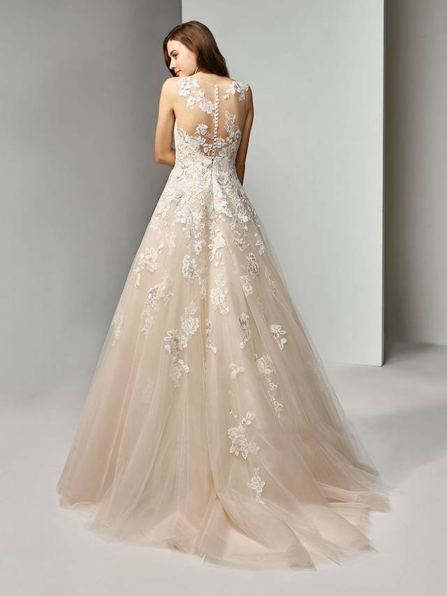 Code: Enzoani Beautiful BT19-03 - IN STUDIO Code: Enzoani Beautiful BT19-03 - IN STUDIO Classically sweet A-line style adorned with embroidered and chantilly lace over soft tulle to create the most enchanting gown. The illusion neckline and back accentuates the strategically placed appliques for that elevated, romantic allure.Colour Options: Ivory/Blush/Blush OR Ivory/Champagne/Beige OR Ivory/Ivory/Ivory