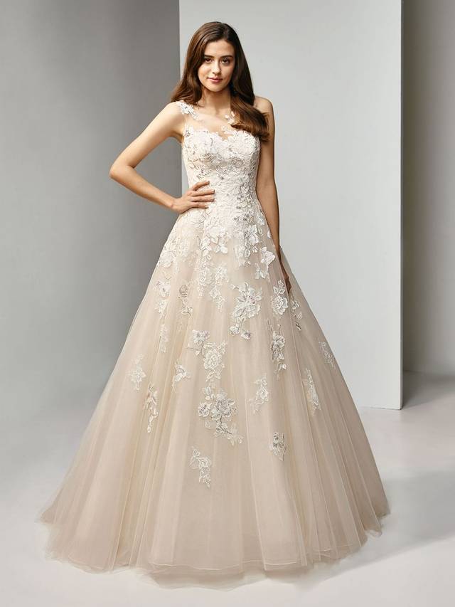Code: Enzoani Beautiful BT19-03 - IN STUDIO Code: Enzoani Beautiful BT19-03 - IN STUDIO Classically sweet A-line style adorned with embroidered and chantilly lace over soft tulle to create the most enchanting gown. The illusion neckline and back accentuates the strategically placed appliques for that elevated, romantic allure.Colour Options: Ivory/Blush/Blush OR Ivory/Champagne/Beige OR Ivory/Ivory/Ivory