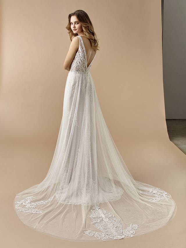 Code: Enzoani Beautiful BT20-02 Code: Enzoani Beautiful BT20-02 Whimsical and ethereal, BT20-2 features the perfect fusion of modern and retro elements from its illusion tulle skirt and its one-of-a-kind lace paired with polka dot lining. A low V-back and invisible zipper complete the look.Colour Options: Ivory/Latte OR Ivory/Ivory