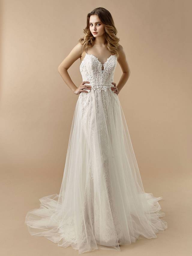Code: Enzoani Beautiful BT20-09 Code: Enzoani Beautiful BT20-09 Feminine, romantic, ethereal, and more. This sweet look features a delicate lace bodice and mermaid skirt peeking out underneath the dreamiest A-line tulle skirt. Adjustable tied straps are extra sweet with a bow detail on the shoulders. Finished with an alluring low back and invisible zipper closure.Colour Options: Ivory/Latte OR Ivory/Ivory