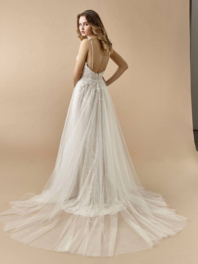 Code: Enzoani Beautiful BT20-09 Code: Enzoani Beautiful BT20-09 Feminine, romantic, ethereal, and more. This sweet look features a delicate lace bodice and mermaid skirt peeking out underneath the dreamiest A-line tulle skirt. Adjustable tied straps are extra sweet with a bow detail on the shoulders. Finished with an alluring low back and invisible zipper closure.Colour Options: Ivory/Latte OR Ivory/Ivory
