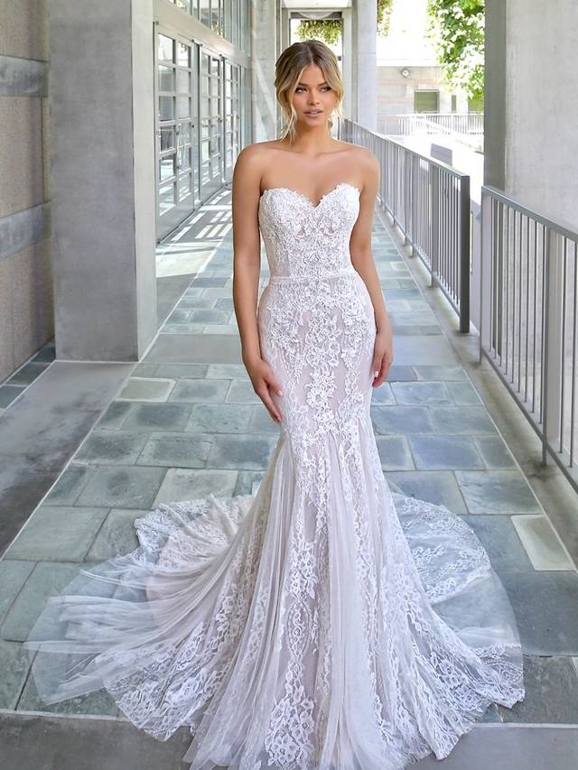 Code: Enzoani Beautiful BT20-17 - IN STUDIO Code: Enzoani Beautiful BT20-17 - IN STUDIO This gorgeous mermaid gown features a sweetheart neckline bodice with built-in corset to flatter and highlight your figure. Sweet lace is sprinkled throughout the gown and down the dreamy tulle skirt for effortless romance.Colour Options: Ivory/Latte OR Ivory/Ivory