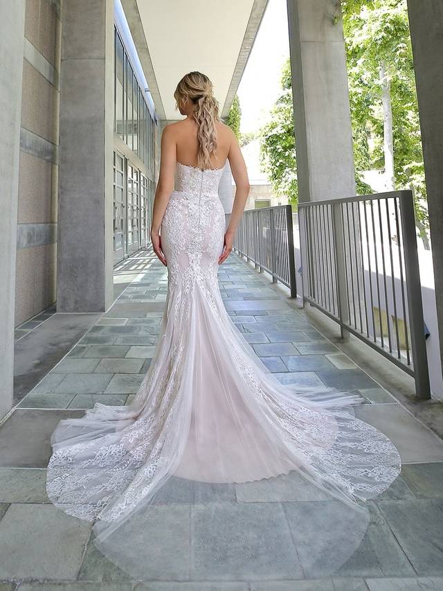 Code: Enzoani Beautiful BT20-17 - IN STUDIO Code: Enzoani Beautiful BT20-17 - IN STUDIO This gorgeous mermaid gown features a sweetheart neckline bodice with built-in corset to flatter and highlight your figure. Sweet lace is sprinkled throughout the gown and down the dreamy tulle skirt for effortless romance.Colour Options: Ivory/Latte OR Ivory/Ivory