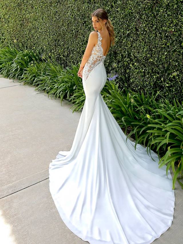 Code: Enzoani Beautiful BT20-19 - IN STUDIO Code: Enzoani Beautiful BT20-19 - IN STUDIO Old Hollywood glam meets modern sophistication. This mermaid gown is made with the softest stretch georgette with illusion lace panels at the side for a sexy, unexpected element. A gorgeous, illusion lace low back and covered buttons finish this look for a modern and feminine feel.Colour Options: Ivory