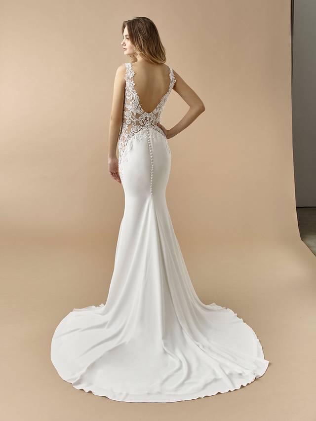 Code: Enzoani Beautiful BT20-19 Code: Enzoani Beautiful BT20-19 Old Hollywood glam meets modern sophistication. This mermaid gown is made with the softest stretch georgette with illusion lace panels at the side for a sexy, unexpected element. A gorgeous, illusion lace low back and covered buttons finish this look for a modern and feminine feel.Colour Options: Ivory