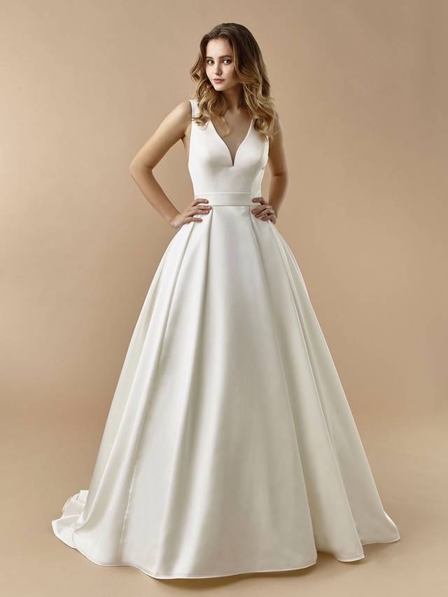 Code: Enzoani Beautiful BT20-23 Code: Enzoani Beautiful BT20-23 A classic, gorgeous style for the chic and modern bride. Taking a minimalist approach, this ball gown features a plunging sweetheart neckline and a cinching band around the waist. A statement bow is added to the back of the gown to add an element of playfulness.Colour Options: Ivory