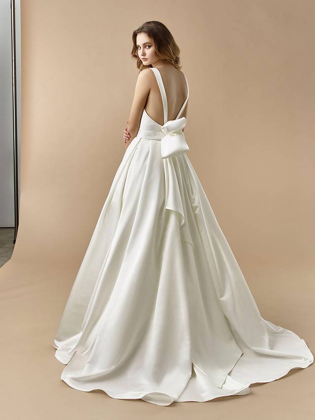 Code: Enzoani Beautiful BT20-23 Code: Enzoani Beautiful BT20-23 A classic, gorgeous style for the chic and modern bride. Taking a minimalist approach, this ball gown features a plunging sweetheart neckline and a cinching band around the waist. A statement bow is added to the back of the gown to add an element of playfulness.Colour Options: Ivory