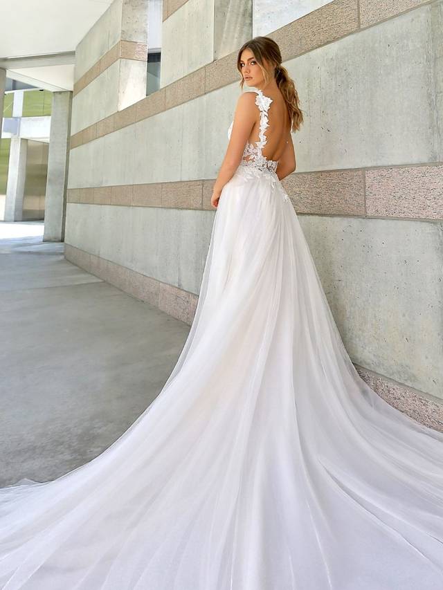Code: Enzoani Beautiful BT20-26 - IN STUDIO Code: Enzoani Beautiful BT20-26 - IN STUDIO Sweet and feminine with all the right floral details. Large floral lace is showcased at the bodice as it leads to a jaw-dropping, beautiful low back. Soft layers of tulle at the skirt add to its whimsical enchantment. The lovely look is complete with lacy floral straps and covered buttons.Colour Options: Ivory/Beige OR Ivory/Ivory