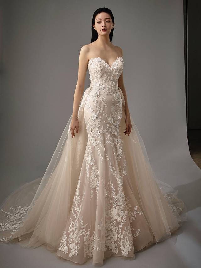 Code: Enzoani Blue - Meg Code: Enzoani Blue - Meg With this two-in-one gown, change from a sultry mermaid silhouette to dreamy A-line in seconds. Gorgeous floral lace appliques line the bodice and skirt. A strapless sweetheart neckline is supported by the bodice's built-in corset. Dreamy, soft tulle layers of the detachable train finish the ultimate romantic look. Colour Options: Ivory/Beig OR Ivory/Ivory