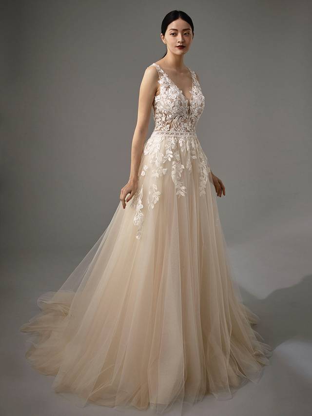 Code: Enzoani Blue - Mikayla Code: Enzoani Blue - Mikayla Sweet and ethereal, this A-line gown features a plunging neckline on a gorgeous chantilly lace bodice. Lace continues to cascade gently onto dreamy tulle layers of the skirt. Whimsical and romantic, Mikayla also features an open V-back with covered buttons and an invisible zipper closure. Colour Options: Ivory/Beige/Nude OR Ivory/Ivory/Ivory OR Ivory/Ivory/Nude